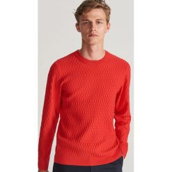 Sweter ze strukturalnej dzianiny - Czerwony. Czerwone swetry męskie Reserved, s, bez wzorów, z dzianiny, bez kołnierzyka, bez kaptura. Za 119,99 zł.