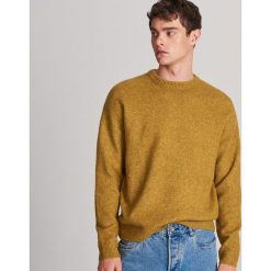 Musztardowy sweter - Żółty. Żółte swetry męskie Reserved, s, bez wzorów, bez kołnierzyka, bez kaptura. Za 199,99 zł.