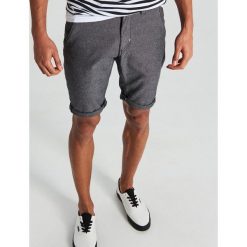 Szorty comfort typu chino - Czarny. Czarne spodenki i szorty męskie Cropp, m, bez wzorów. Za 79,99 zł.
