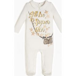 Pajacyk Z Nadrukiem Z Przodu. Białe body niemowlęce Guess Kids, z nadrukiem, z bawełny, klasyczne, z długim rękawem. Za 84,00 zł.