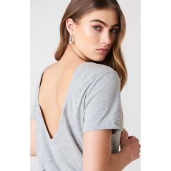 NA-KD Basic T-shirt z odkrytymi plecami - Grey. Szare t-shirty damskie NA-KD Basic, z bawełny, z dekoltem na plecach. Za 52,95 zł.