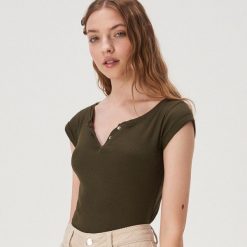 Koszulka z rozpinanym dekoltem - Khaki. Brązowe koszulki damskie Sinsay, s, bez wzorów, bez kołnierzyka, bez rękawów. Za 14,99 zł.