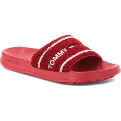 Klapki TOMMY JEANS - Beach Slide EN0EN00321 Tommy Red 645. Czerwone klapki damskie Tommy Jeans, bez wzorów, z jeansu, bez obcasa. W wyprzedaży za 149,00 zł.