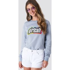 Galore x NA-KD Bluza Girl Cult - Grey. Szare bluzy damskie marki Galore x NA-KD, z nadrukiem, bez rękawów, bez kaptura. W wyprzedaży za 70,97 zł.