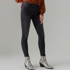 Jeansy skinny z przetarciami - Czarny. Czarne jeansy damskie Mohito. Za 109,99 zł.