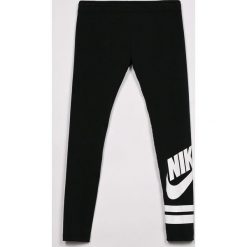 Nike Kids - Legginsy dziecięce 122-166 cm. Czarne spodnie dziewczęce Nike Kids, z nadrukiem, z elastanu. W wyprzedaży za 89,90 zł.