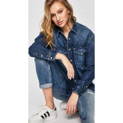 Pepe Jeans - Koszula Kiss by Dua Lipa. Niebieskie bluzki damskie Pepe Jeans, s, bez wzorów, z bawełny, klasyczne, z klasycznym kołnierzykiem, z długim rękawem. Za 339,90 zł.