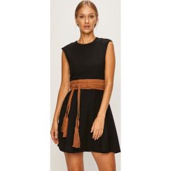 Pepe Jeans - Sukienka Vivienne. Czarne sukienki damskie Pepe Jeans, na co dzień, s, bez wzorów, z elastanu, casualowe, z okrągłym kołnierzem, bez rękawów, mini, rozkloszowane. W wyprzedaży za 219,90 zł.