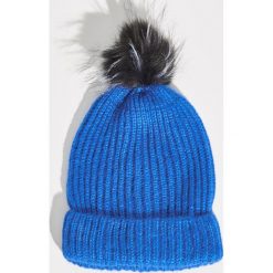 Czapka z puszystym pomponem - Niebieski. Niebieskie czapki zimowe damskie Sinsay. Za 19,99 zł.
