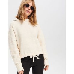Bluza ze strukturalnej dzianiny - Kremowy. Białe bluzy damskie Reserved, s, bez wzorów, z dzianiny, bez rękawów, bez kaptura. W wyprzedaży za 49,99 zł.