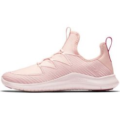 Buty "Free TR Ultra" w kolorze jasnoróżowym do biegania. Różowe buty sportowe damskie z materiału, sportowe, do biegania. W wyprzedaży za 279,95 zł.