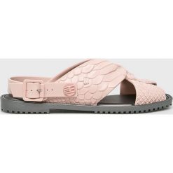 Melissa - Sandały Sauce + Baja East. Różowe klapki damskie marki Melissa, bez wzorów, z gumy, bez obcasa, na szpilce. Za 399,90 zł.