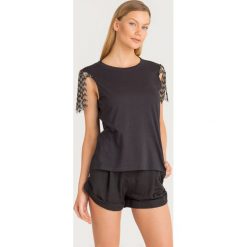BLUZKA Twinset. Czarne bluzki damskie Twinset, s, z aplikacjami, z bawełny, retro, z okrągłym kołnierzem, bez rękawów. Za 566,30 zł.
