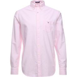 GANT THE OXFORD Koszula light pink. Czerwone koszule męskie GANT, xl, bez wzorów, z bawełny, bez kołnierzyka, bez rękawów. Za 379,00 zł.