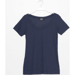 Bluzka. Niebieskie bluzki damskie marki Simple, z dzianiny, klasyczne, z klasycznym kołnierzykiem, z krótkim rękawem. Za 179,90 zł.