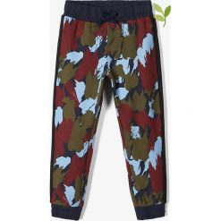 Spodnie dresowe "Sinan" ze wzorem. Spodnie niemowlęce name it boys, bez wzorów, z bawełny. W wyprzedaży za 55,95 zł.