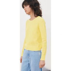 Sweter "Funky" w kolorze żółtym. Żółte swetry damskie Comptoir des Cotonniers, l, bez wzorów, z bawełny, klasyczne, bez rękawów, bez kaptura. W wyprzedaży za 172,95 zł.