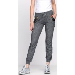 Ciemnoszare Spodnie Dresowe Up Heels. Szare spodnie dresowe damskie Born2be, s, ze skóry. Za 19,99 zł.