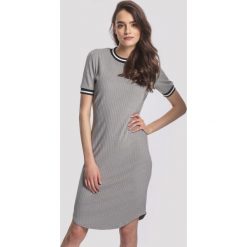Szara Sukienka Pertinacious. Szare sukienki damskie marki other, na lato, l, bez wzorów, bez kołnierzyka, bez rękawów, midi. Za 64,99 zł.