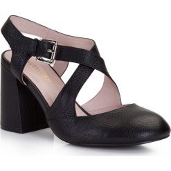 Buty damskie. Czarne czółenka damskie Wittchen, na imprezę, bez wzorów, ze skóry, bez obcasa, na obcasie. W wyprzedaży za 309,90 zł.