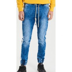 Jeansowe joggery z lampasem - Niebieski. Niebieskie spodnie męskie Cropp, m, bez wzorów, z jeansu. Za 119,99 zł.