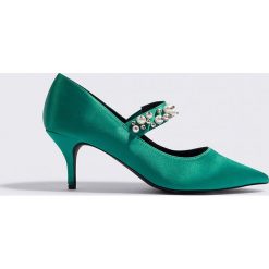 Buty ślubne damskie: NA-KD Shoes Satynowe czółenka ze zdobionym paskiem – Green