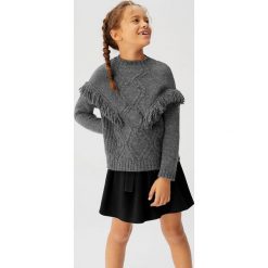 Mango Kids - Sweter dziecięcy Freya 110-164 cm. Szare swetry dziewczęce z poliesteru, z okrągłym kołnierzem, krótkie. W wyprzedaży za 69,90 zł.