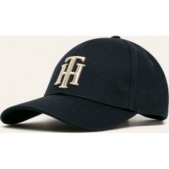 Tommy Hilfiger - Czapka. Niebieskie czapki damskie TOMMY HILFIGER, z aplikacjami, z bawełny. Za 229,90 zł.