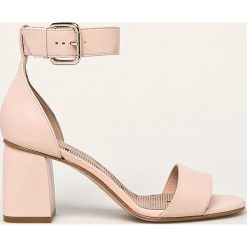 Red Valentino - Sandały skórzane. Różowe klapki damskie Red Valentino, bez wzorów, ze skóry, bez obcasa, na obcasie. Za 1499,00 zł.