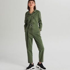 Kombinezon w militarnym stylu - Khaki. Brązowe kombinezony damskie Cropp, moro, militarne, bez kołnierzyka, bez rękawów. Za 159,99 zł.