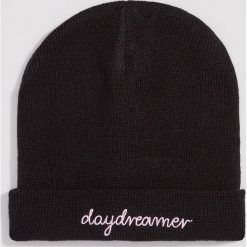 Czapka z napisem Daydreamer - Czarny. Czarne czapki damskie Sinsay, z napisami. W wyprzedaży za 7,99 zł.