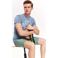 T-shirt z nadrukiem. Niebieskie t-shirty męskie Top Secret, na lato, m, z nadrukiem, wizytowe, bez kołnierzyka, krótkie. W wyprzedaży za 19,99 zł.