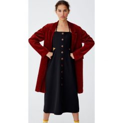 Sukienka midi z wycięciami i guzikami. Czarne sukienki damskie marki Pull&Bear, bez wzorów, bez kołnierzyka, bez rękawów, midi. Za 89,90 zł.