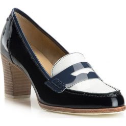 Buty damskie. Niebieskie czółenka damskie Wittchen, bez wzorów, ze skóry, bez obcasa. W wyprzedaży za 349,90 zł.