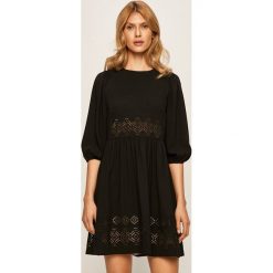 Red Valentino - Sukienka. Czarne sukienki damskie Red Valentino, z aplikacjami, z poliesteru, eleganckie, z okrągłym kołnierzem, bez rękawów, mini, rozkloszowane. Za 2799,00 zł.