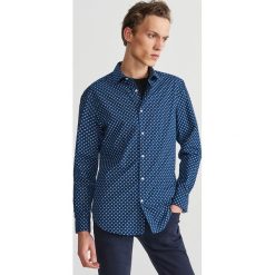 Koszula z mikroprintem regular fit - Niebieski. Niebieskie koszule męskie Reserved, s, bez wzorów, bez kołnierzyka, bez rękawów. Za 89,99 zł.