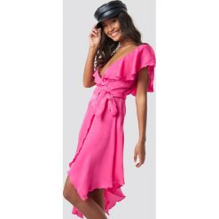 NA-KD Party Asymetryczna sukienka kopertowa z falbaną - Pink. Różowe sukienki damskie marki NA-KD Party, na imprezę, bez wzorów, z poliesteru, z asymetrycznym kołnierzem, bez rękawów, asymetryczne. W wyprzedaży za 40,47 zł.