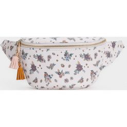 Parfois - Torebka. Białe torebki klasyczne damskie Parfois, w paski, z poliesteru, casualowe, małe, z nadrukiem, bez dodatków. W wyprzedaży za 49,90 zł.