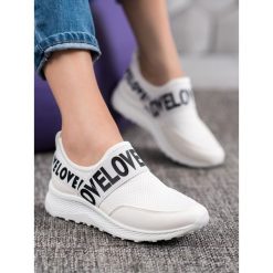BiaŁe slipony love. Białe trampki i tenisówki damskie WEIDE, bez wzorów, bez zapięcia. Za 89,00 zł.