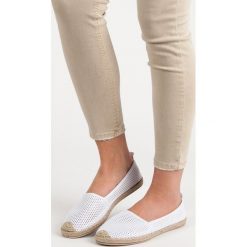 BIAŁE TEKSTYLNE ESPADRYLE. Białe baleriny damskie SEASTAR, bez wzorów, bez obcasa. Za 39,90 zł.