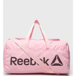 Reebok - Torba sportowa. Różowe torebki damskie sportowe marki Reebok, w paski, z poliesteru, sportowe, na ramię. Za 119,90 zł.
