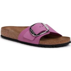 Klapki BIRKENSTOCK - Madrid Big Buckle 1017957 Purple Orchid. Fioletowe klapki damskie Birkenstock, bez wzorów, ze skóry, bez obcasa. Za 369,00 zł.
