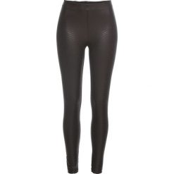 Legginsy z powłoką we wzór skóry węża: MUST HAVE bonprix czarny we wzór skóry węża. Czarne legginsy damskie bonprix, w paski, ze skóry. Za 84,99 zł.