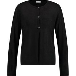 Kardigan w kolorze czarnym. Czarne kardigany damskie Gerry Weber, bez wzorów, bez rękawów, bez kaptura. W wyprzedaży za 107,95 zł.