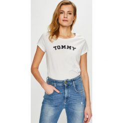 Tommy Hilfiger - Top. Białe topy damskie marki TOMMY HILFIGER, s, z nadrukiem, z bawełny, z okrągłym kołnierzem. Za 159,90 zł.