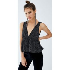 Błyszczący top z dekoltem w serek. Czarne topy damskie Pull&Bear, bez wzorów, z dekoltem w serek, bez rękawów. Za 69,90 zł.