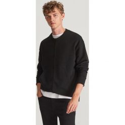Bluza z asymtrycznymi przeszyciami - Czarny. Czarne bluzy męskie Reserved, s, bez wzorów, bez kołnierzyka, bez rękawów, bez kaptura. Za 119,99 zł.