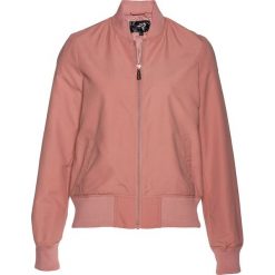 Kurtka bejsbolówka z mikrofazy bonprix dymny brzoskwiniowy. Różowe kurtki damskie bonprix, bez wzorów. Za 124,99 zł.