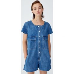 Jeansowy kombinezon z kieszeniami. Niebieskie kombinezony damskie marki Pull&Bear, z jeansu. Za 69,90 zł.