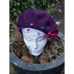 Fioletowy beret. Fioletowe czapki damskie Pakamera, z aplikacjami, z wełny. Za 150,00 zł.